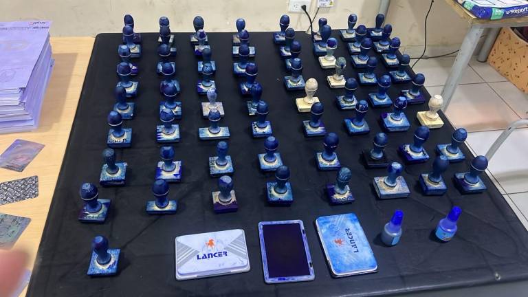 Fotografía que muestra decena de sellos de tinta para marcar documentos. $!Fotografía que muestra decena de sellos de tinta para marcar documentos.