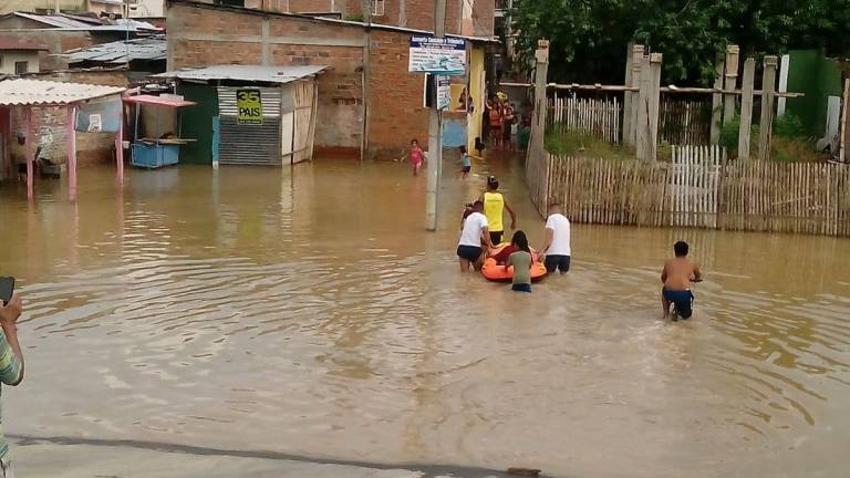 Decenas de cantones de Manabí sufren inundaciones