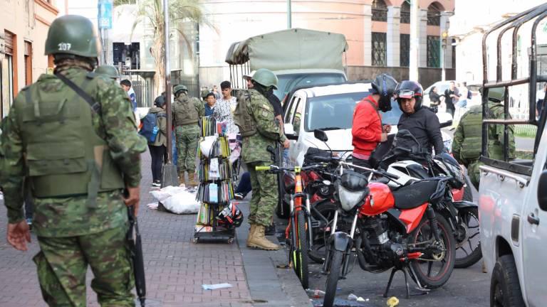 $!Recorrido de seguridad del equipo de combate de la Primera División del Ejército Shyris, en San Roque, Quito, en el marco del conflicto armado interno declarado por el presidente Daniel Noboa en contra del crimen organizado.