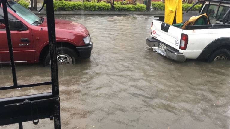 Fuerte lluvia ocasiona varias calles inundadas en Guayaquil