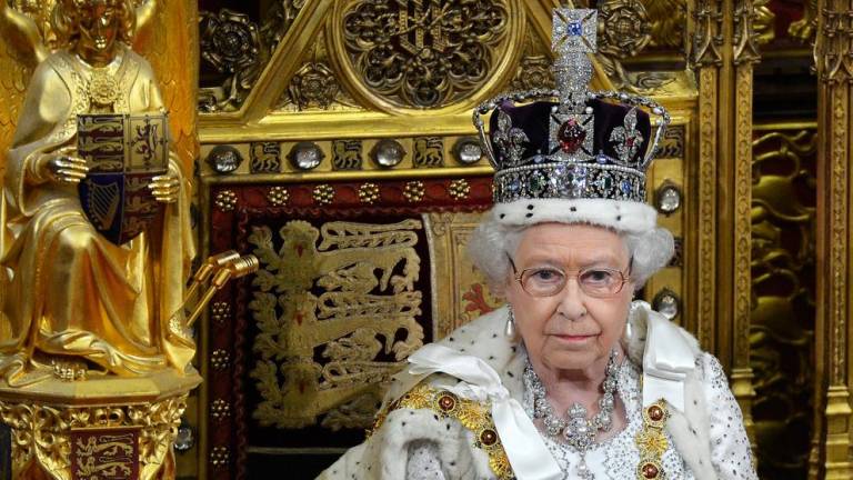 Isabel II: el peso de la corona: puede &quot;romperte el cuello&quot;