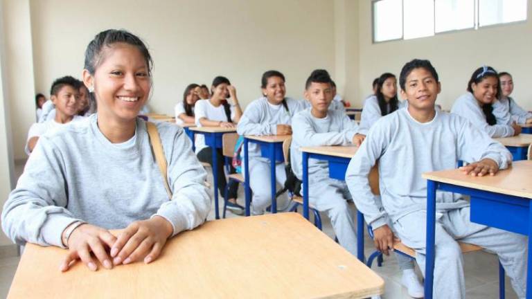 Más de 2.4 millones de estudiantes del régimen Costa-Galápagos regresan a las aulas