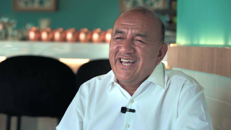 El periodista José Delgado sonríe durante su entrevista con Vistazo.