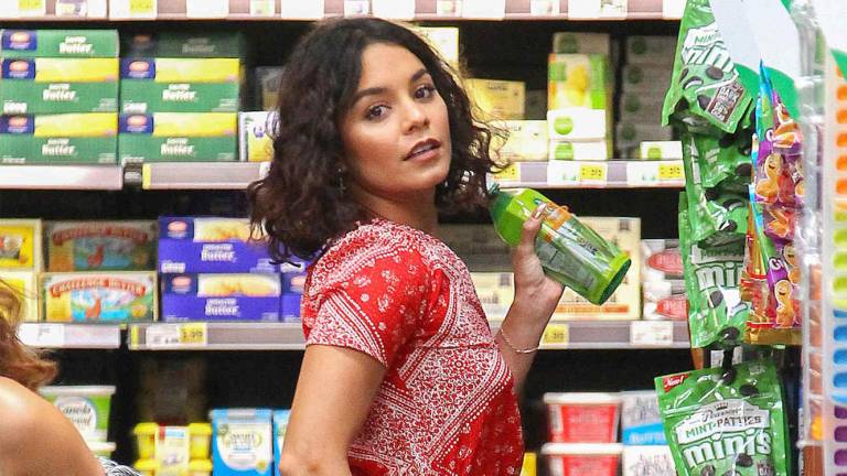 A Vanessa Hudgens la traiciona su vestido en el supermercado