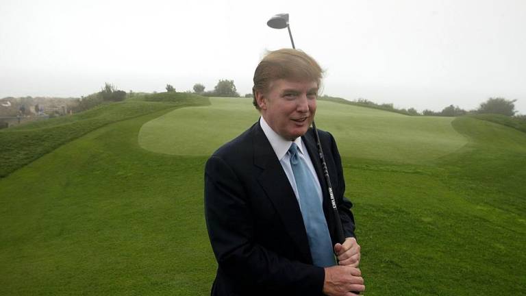 Grupo de activistas vandalizaron en el lujoso club de golf de Trump