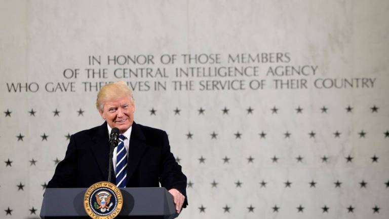Trump hace las paces con la CIA y declara guerra a la prensa