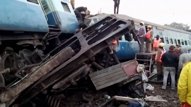 Mueren 36 personas en el descarrilamiento de un tren en India