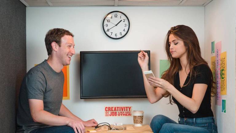 Selena Gomez celebra con Mark Zuckerberg su éxito en redes