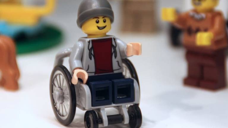 Por primera vez en la historia, LEGO lanza usuario de silla de ruedas