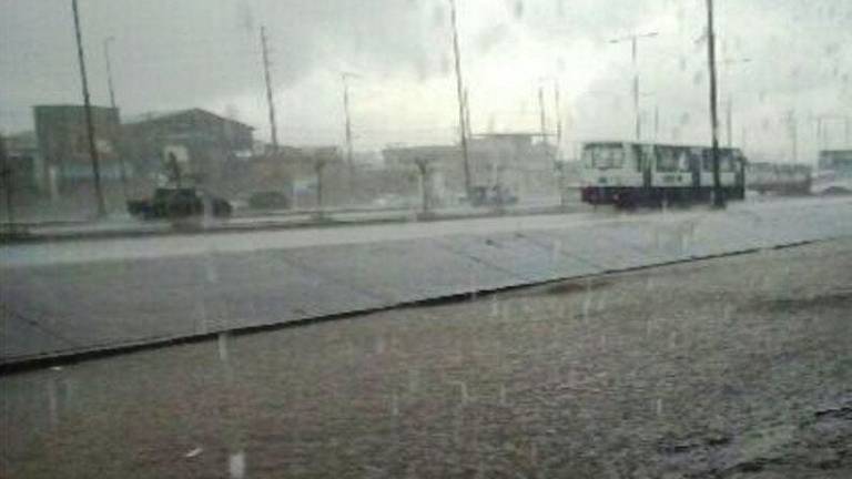 Varios sectores de Guayaquil soportan fuerte lluvia