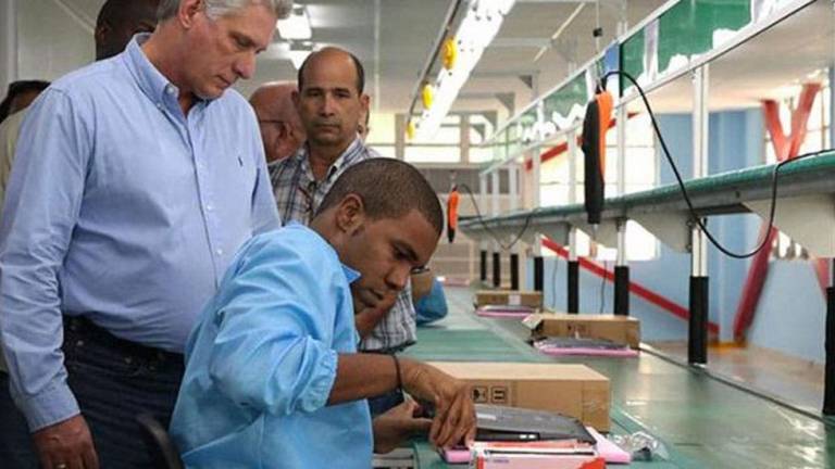 Cuba inaugura su primera fábrica de computadores portátiles y tabletas