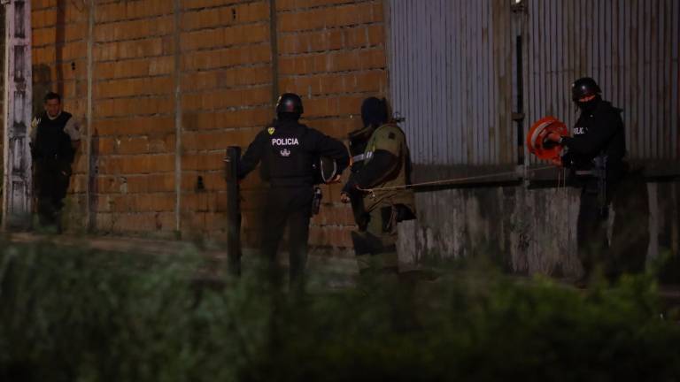 Personal del equipo antiexplosivos de la Policía Nacional, desactiva lo que parecería un artefacto explosivo, dejado en los exteriores de una gasolinera ubicada en la vía Perimetral, junto a un Centro Comercial, al norte de Guayaquil. Fotos: API