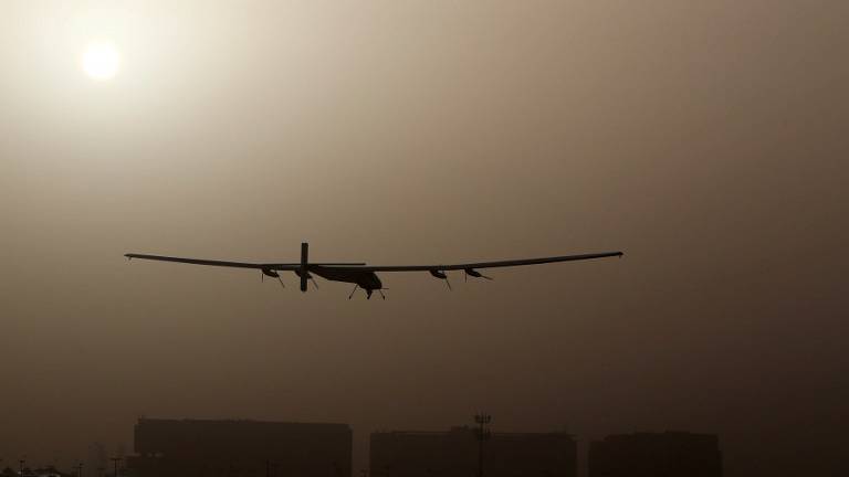 Avión Solar Impulse 2 despega de Abu Dabi para su primera vuelta al mundo