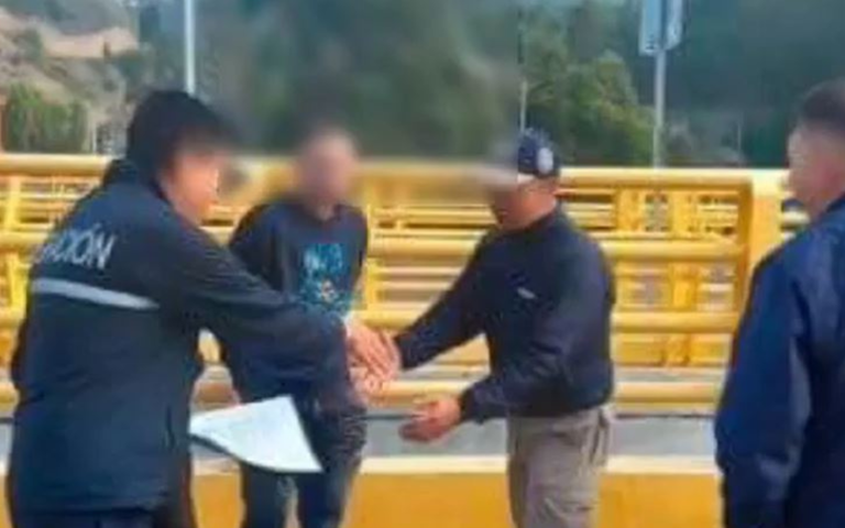 Imagen que muestra a alias 'El Puma' pasando a custodia de la Policía de Colombia, sobre el puente fronterizo Rumichaca. $!Imagen que muestra a alias 'El Puma' pasando a custodia de la Policía de Colombia, sobre el puente fronterizo Rumichaca.