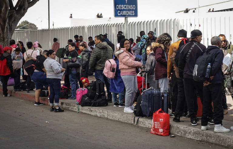 $!Migrantes hacen fila para solicitar un proceso de asilo en Estados Unidos, el 23 de marzo de 2024, en el paso fronterizo del Chaparral en Tijuana, Baja California.
