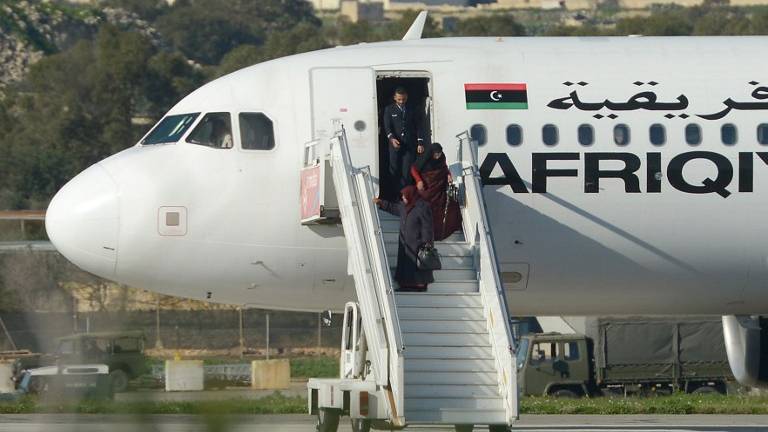 Secuestradores de avión libio se entregan a la policía