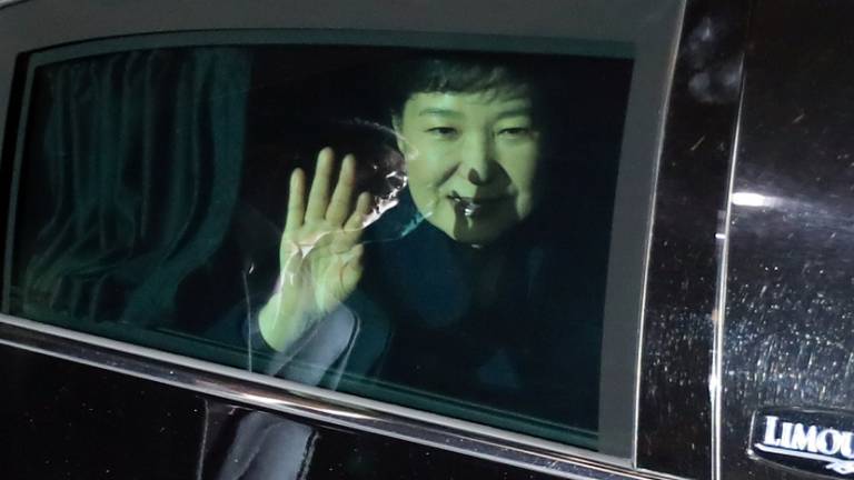 La presidenta destituida de Corea del Sur abandona el palacio presidencial