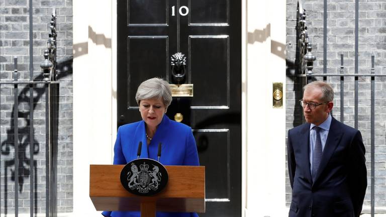 Theresa May formará nuevo gobierno pese al revés electoral