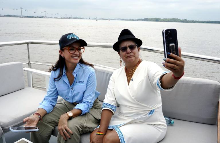 Marcela Aguiñaga y Lourdes Tibán en el río Guayas. $!Marcela Aguiñaga y Lourdes Tibán en el río Guayas.