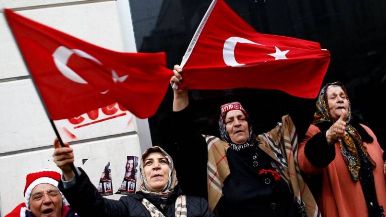 Turquía suspende sus relaciones al más alto nivel con Holanda