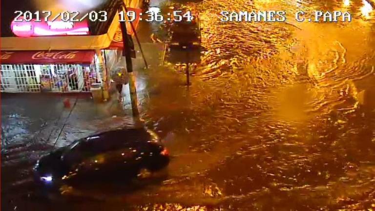 Lluvia torrencial inunda varios sectores del norte y centro de Guayaquil