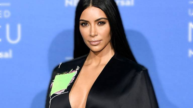 Kim Kardashian impacta en redes por su sexy vestido