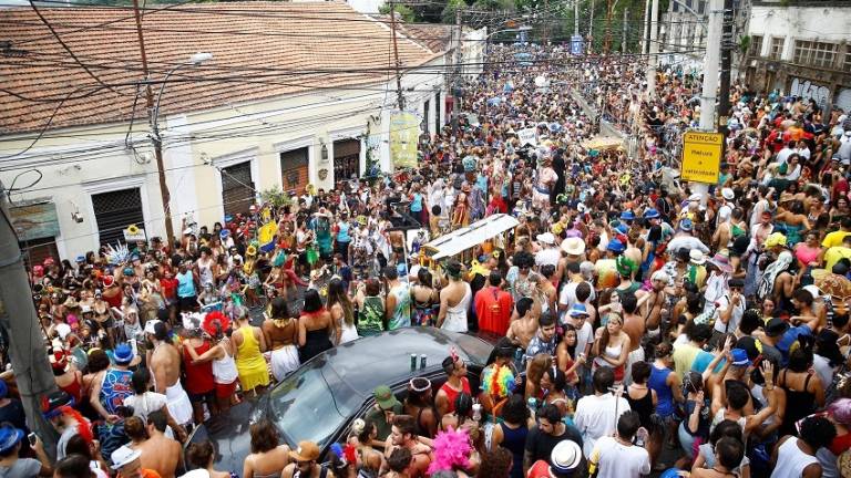 Brasileños desatan frenesí del carnaval callejero previo a desfiles