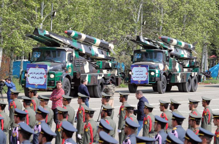 $!Los misiles iraníes de medio alcance 'Nazeat' se exhiben durante la celebración anual del Día del Ejército en una base militar en Teherán, Irán, el 17 de abril de 2024.
