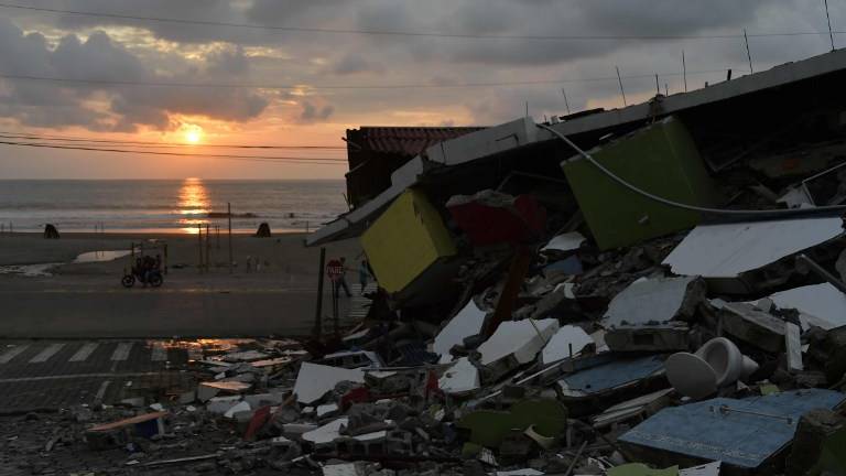 Ecuador emprende reconstrucción tras sismo