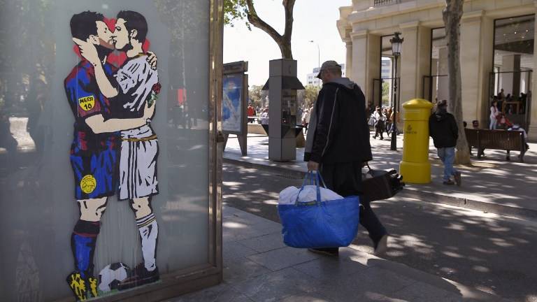 Un grafiti de Messi y Ronaldo besándose causa furor antes del Clásico