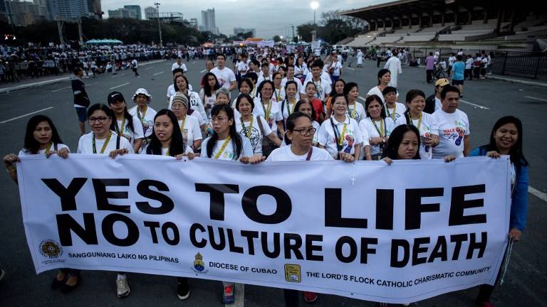 Miles de católicos protestan en Manila contra Duterte