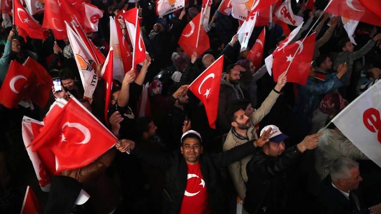 Erdogan gana referéndum que le da más poder en Turquía