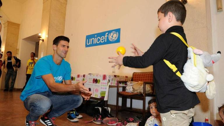 Novak Djokovic visita a niños refugiados en Belgrado