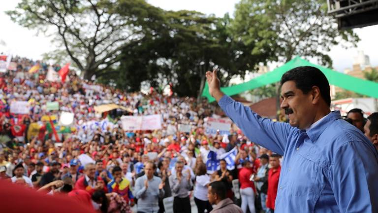 Bailando salsa, Maduro sortea los reproches por la crisis de Venezuela