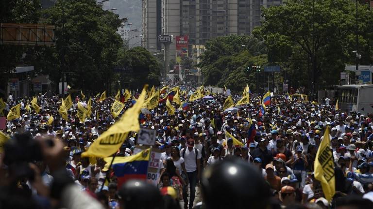 Oposición y chavismo se miden en megamarchas en Venezuela