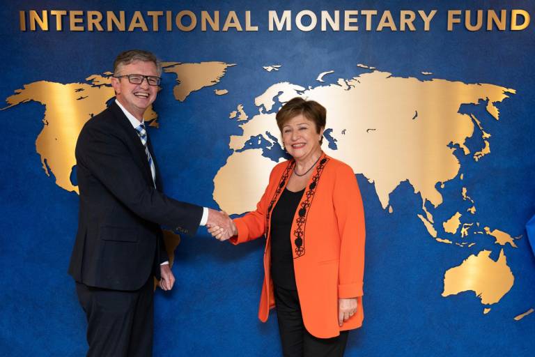 $!Fotografía en la que el ministro de Economía de Ecuador, Juan Carlos Vega, estrecha la mano de la directora general del Fondo Monetario Internacional, Kristalina Georgieva.