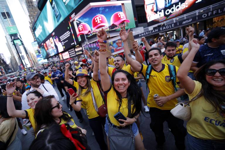 Aficionados de Ecuador celebran en Times Square, Nueva York, tras la victoria de su equipo sobre Alemania en un partido del Mundial de fútbol de 2026. $!Aficionados de Ecuador celebran en Times Square, Nueva York, tras la victoria de su equipo sobre Alemania en un partido del Mundial de fútbol de 2026.
