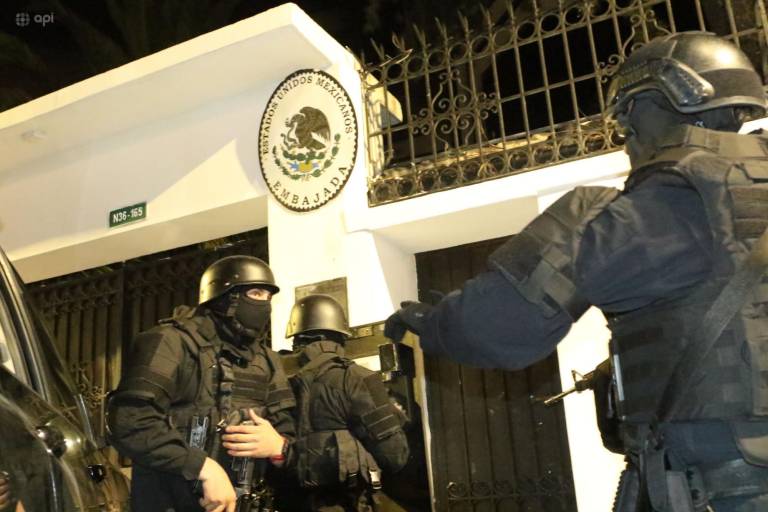 $!Ingreso de grupos especiales de la Policía a la Embajada de México, para la captura del ex Vicepresidente Jorge Glas, el 5 de abril de este año.