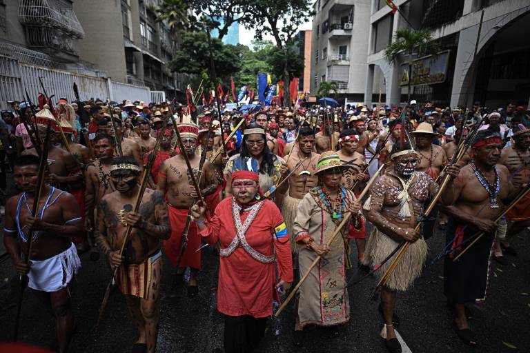 Simpatizantes del gobierno venezolano participan en una marcha para conmemorar el Día de la Resistencia Indígena en Caracas el 12 de octubre de 2025. $!Simpatizantes del gobierno venezolano participan en una marcha para conmemorar el Día de la Resistencia Indígena en Caracas el 12 de octubre de 2025.