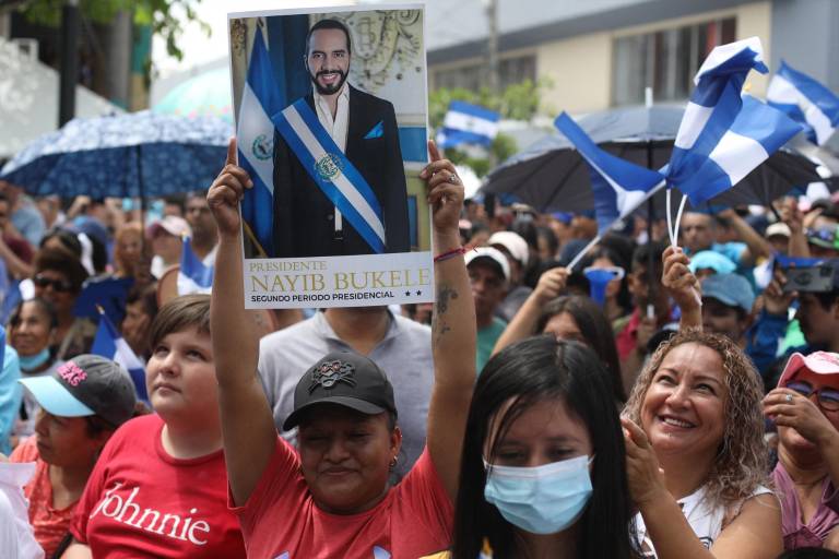 Partidarios del presidente de El Salvador, Nayib Bukele, asisten a su ceremonia de toma de posesión en la plaza Gerardo Barrios frente al Palacio Nacional en el centro de San Salvador el 1 de junio de 2024. $!Partidarios del presidente de El Salvador, Nayib Bukele, asisten a su ceremonia de toma de posesión en la plaza Gerardo Barrios frente al Palacio Nacional en el centro de San Salvador el 1 de junio de 2024.