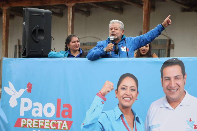 Fausto Jarrín padre, con la bandera del correísmo, fue candidato para alcalde de Cayambe en 2023. $!Fausto Jarrín padre, con la bandera del correísmo, fue candidato para alcalde de Cayambe en 2023.