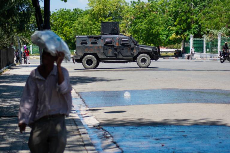 $!Un vehículo policial vigila el área cercana al Palacio Nacional en Puerto Príncipe, Haití, el 2 de abril de 2024.