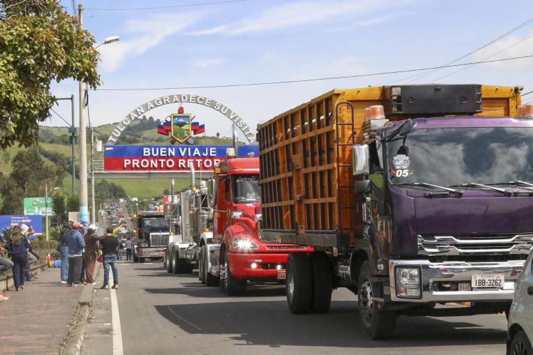 Vehículos transitan durante una manifestación por el aumento de aranceles a las importaciones colombianas, en el puente internacional de Rumichaca en Tulcán. $!Vehículos transitan durante una manifestación por el aumento de aranceles a las importaciones colombianas, en el puente internacional de Rumichaca en Tulcán.