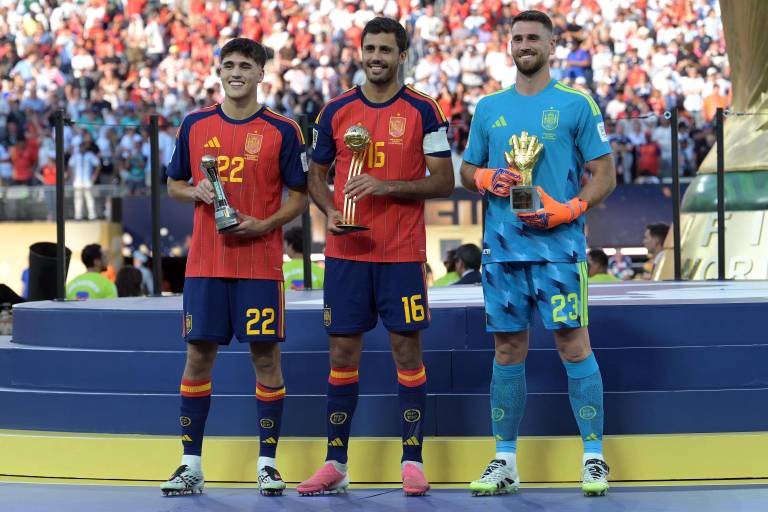 Pau Cubarsí, Rodri y Unai Simón posan en el podio tras recibir, respectivamente, sus premios en el Mundial 2026 $!Pau Cubarsí, Rodri y Unai Simón posan en el podio tras recibir, respectivamente, sus premios en el Mundial 2026