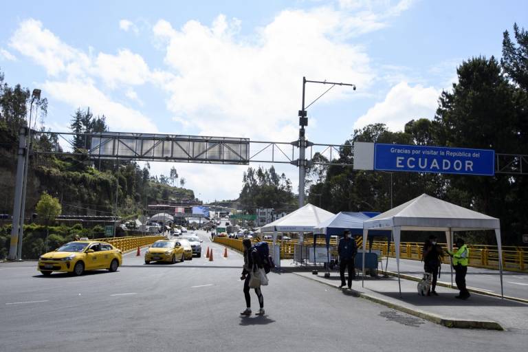 $!Por el Puente Internacional de Rumichaca cada vez cruzan menos ecuatorianos. Las medidas de restricción vehicular en Ipiales (Colombia) impulsan a los ecuatorianos a comprar en Tulcán.