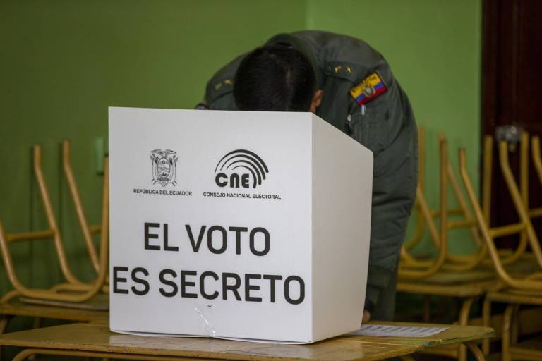 $!Fotografía de archivo fechada el 5 de febrero de 2023 durante las elecciones locales de Ecuador y el referéndum promovido por el Gobierno de Guillermo Lasso para reformar la Constitución, en Quito.