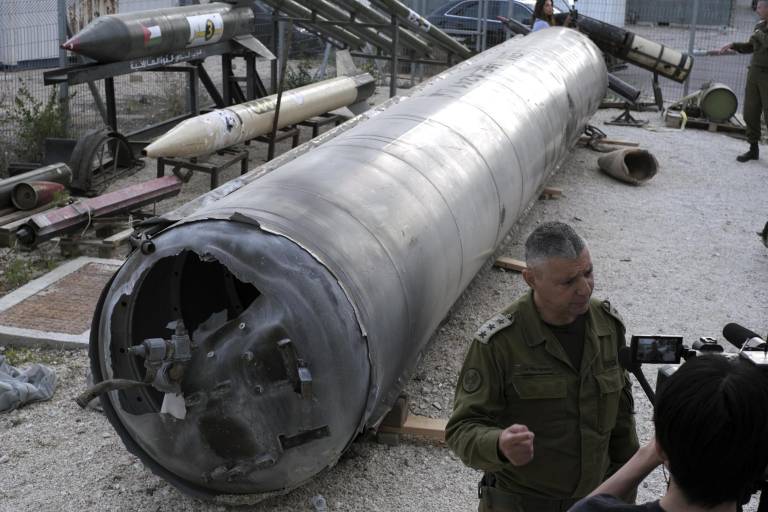 El coronel del Ejército israelí Olivier Rafowicz atiende a EFE en la Base Militar de Julis, en el sur de Israel. Con más de 400 kilos de explosivos montados en su cabeza, el centenar de misiles balísticos que Irán lanzó contra Israel el pasado sábado buscaba hacer daño al país, según portavoces castrenses. $!El coronel del Ejército israelí Olivier Rafowicz atiende a EFE en la Base Militar de Julis, en el sur de Israel. Con más de 400 kilos de explosivos montados en su cabeza, el centenar de misiles balísticos que Irán lanzó contra Israel el pasado sábado buscaba hacer daño al país, según portavoces castrenses.