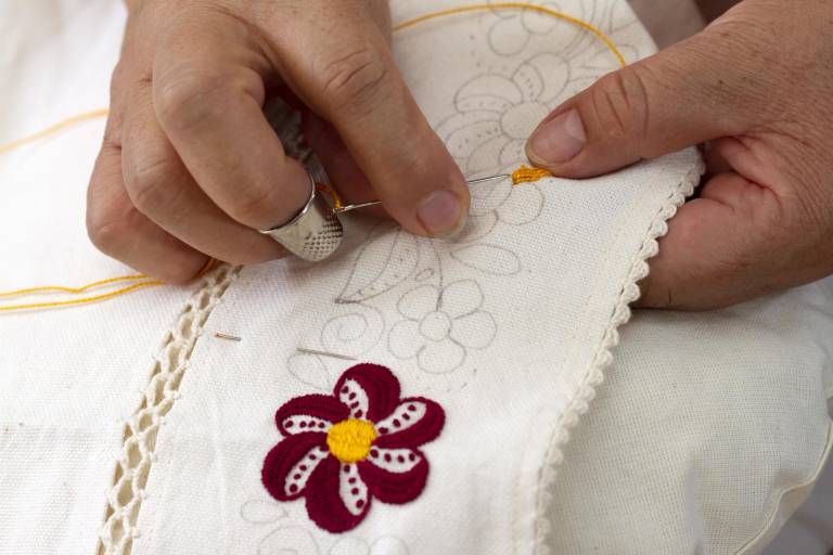 $!Las manos de Teresa Casa dominan las cinco puntadas del tradicional bordado zuleteño. Su inspiración es la naturaleza que la rodea.