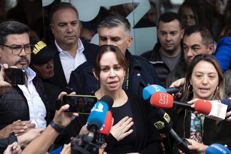 María Claudia Tarazona (C), esposa del candidato presidencial colombiano Miguel Uribe, habla con los medios de comunicación afuera de la clínica Fundación Santa Fe, el 8 de junio de 2025. $!María Claudia Tarazona (C), esposa del candidato presidencial colombiano Miguel Uribe, habla con los medios de comunicación afuera de la clínica Fundación Santa Fe, el 8 de junio de 2025.