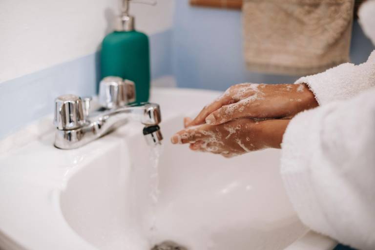 $!El estudio explica que el uso de jabónes antibacteriales pueden generar desequilibrios en el PH de la piel.